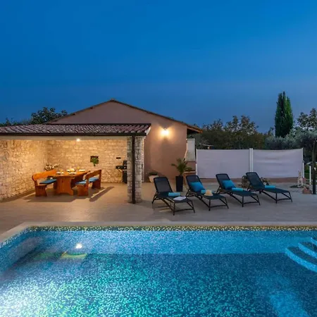 Villa Amazing Lara With Private Pool By Wiibuk Marcana